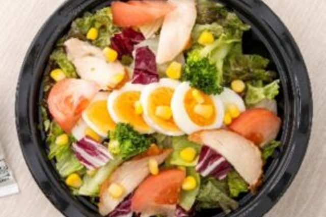 ボイルエッグとスモークチキンのシーザーサラダ